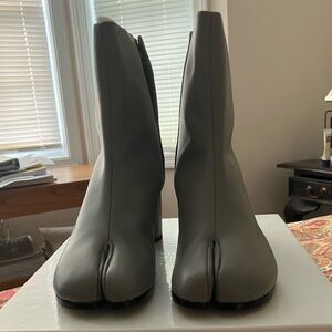 Margiela tabi boots in gray - brand new!